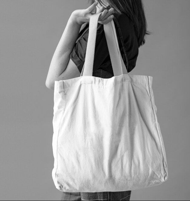 Femme portant un tote bag photo en noir et blanc