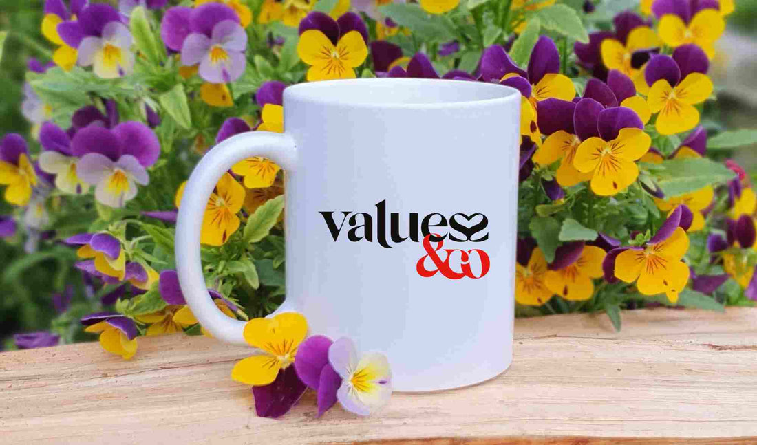 mug sur un fond fleuris personnalisée avec le logo values and co