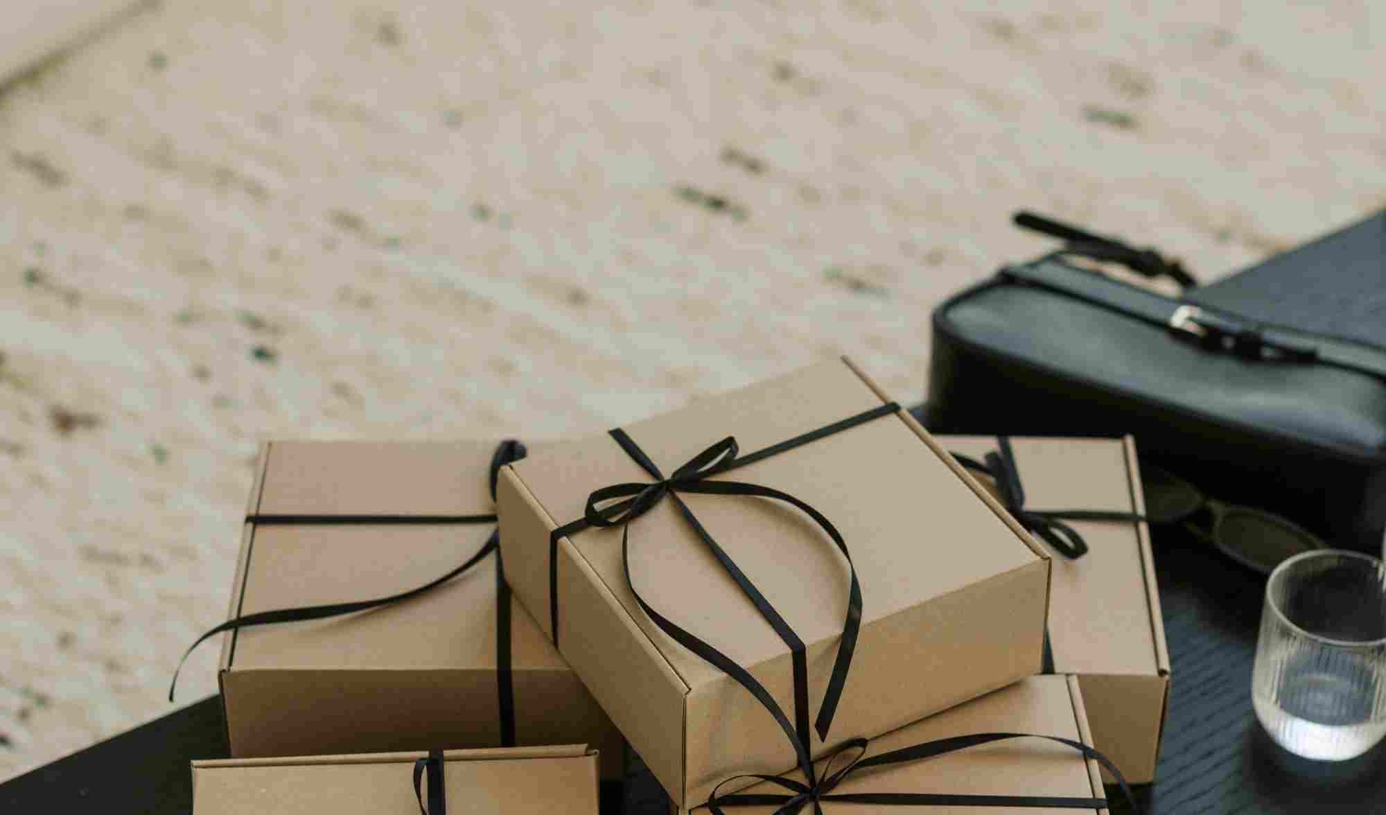 cadeau emballé dans du carton à offrir pour des évènements type cadeaux d'affaires