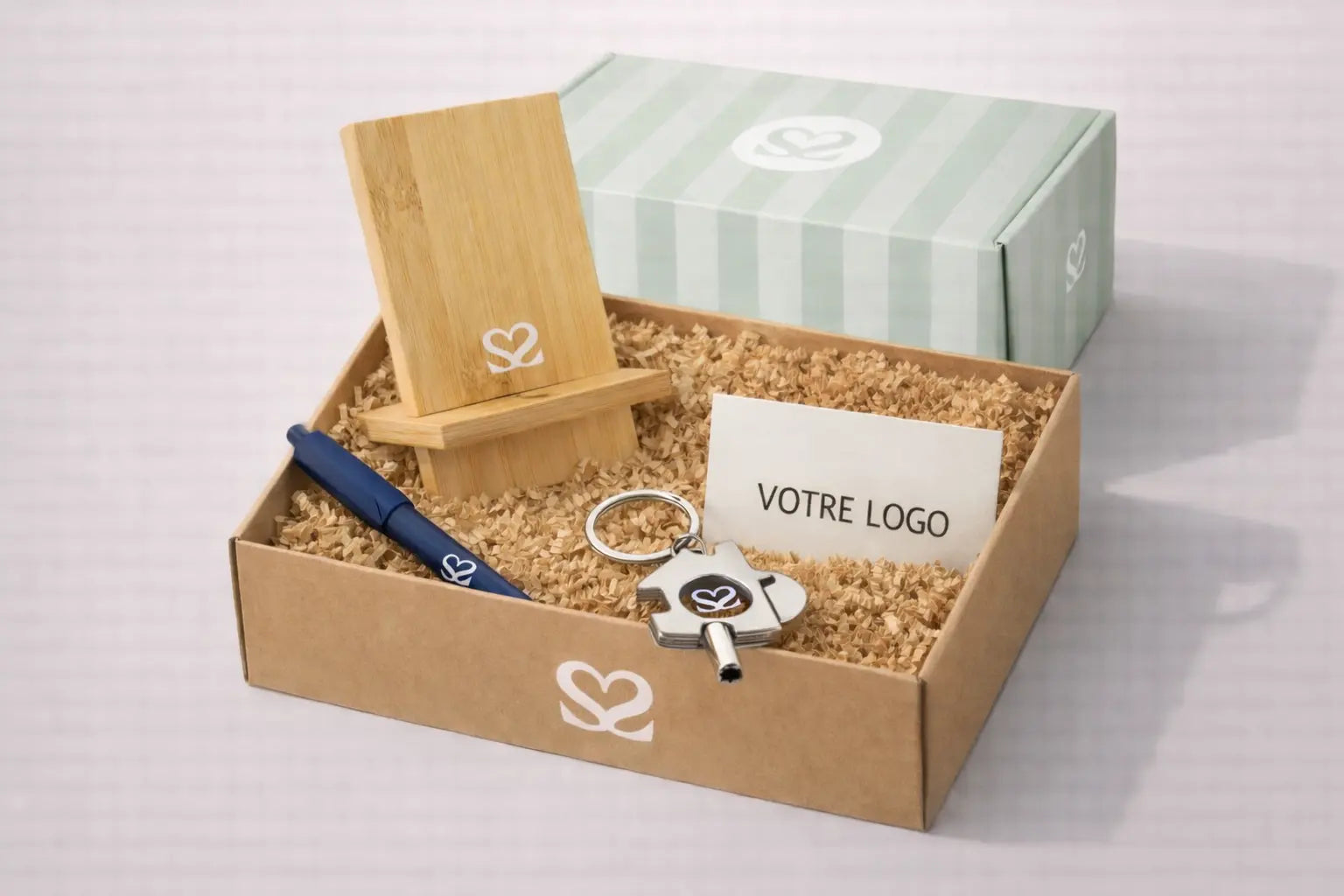 Coffret goodies entreprise personnalisés avec support téléphone bambou, stylo personnalisé et porte-clé multifonction objets publicitaires responsables et cadeaux entreprise écologiques pour collaborateurs