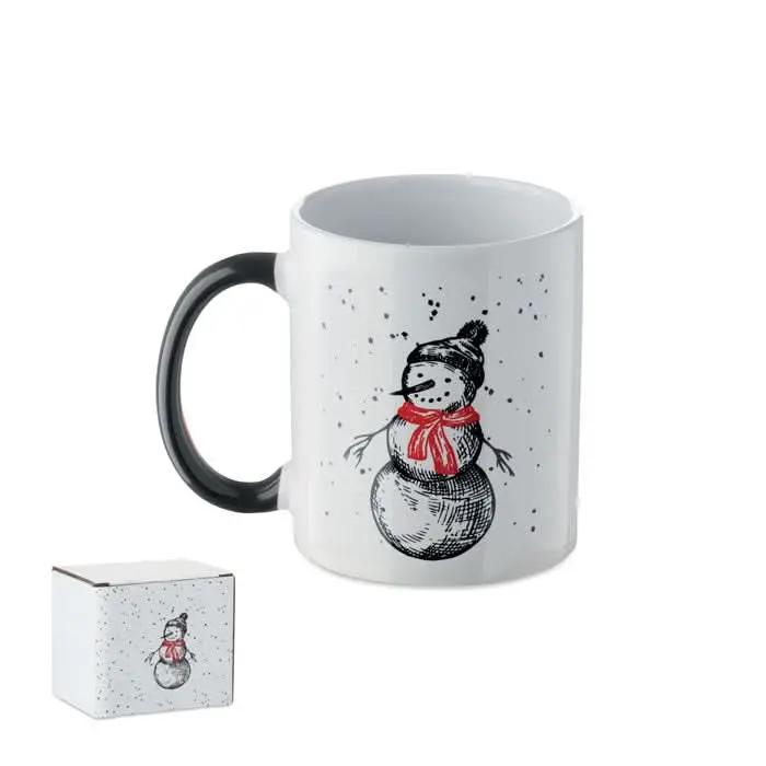 mug blanc avec un bonhomme de neige dessiné en noir avec une écharpe rouge