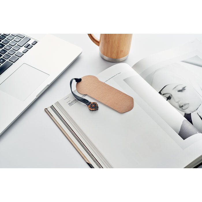 Un marque page , un pin - Beige - item_ambiant_picture